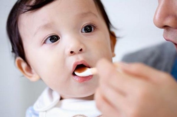 Dùng các sản phẩm giảm ho, loãng đờm trị ho có đờm cho bé