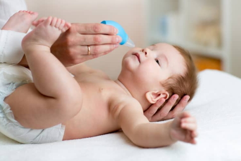 Dùng nước muối sinh lý vệ sinh mũi